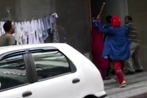&Ccedil;ocuklar kavga etti, aileler birbirine girdi!