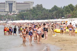 Yabancı turist Side plajlarına akın etti