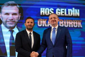 Başakşehir'de Okan Buruk resmi s&ouml;zleşmeyi imzaladı