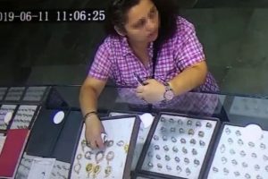 Kuyumcudaki kaşla g&ouml;z arasındaki hırsızlık kamerada!