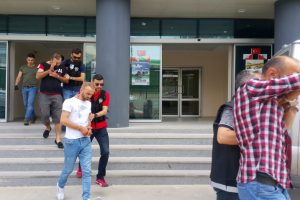 Bursa polisi zehir tacirlerine ge&ccedil;it vermedi: 10 g&ouml;zaltı