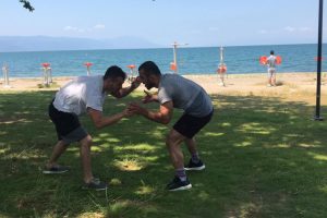 G&uuml;reş&ccedil;i Enes Uslu'nun parktaki antrenmanı renkli g&ouml;r&uuml;nt&uuml;ler oluşturdu