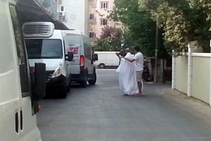 Sokakta '&ccedil;ıplak turist' zor anlar yaşattı!