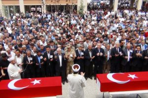 Şehit iş&ccedil;iler g&ouml;zyaşları arasında toprağa verildi
