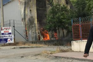 Arşiv deposu alev alev yandı