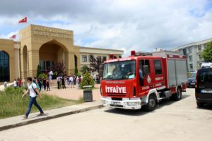 Fak&uuml;lte k&uuml;t&uuml;phanesinin tavanındaki sıva d&uuml;şt&uuml;: 1 yaralı