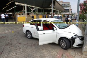 Omzuna fal&ccedil;ata saplayan babasını arabayla birlikte s&uuml;r&uuml;kledi!