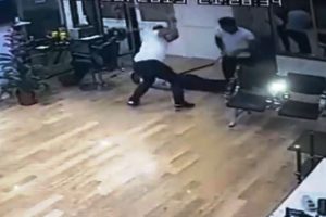 Kuaf&ouml;re sopayla dayak anbean kamerada!