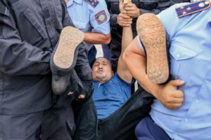 Kazakistan'daki 200 kişi g&ouml;zaltına alındı