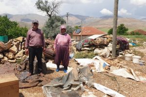 Korkuteli'de sel, evler ile tarım alanlarına zarar verdi