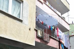 3 yaşındaki &ccedil;ocuk balkondan d&uuml;şt&uuml;!