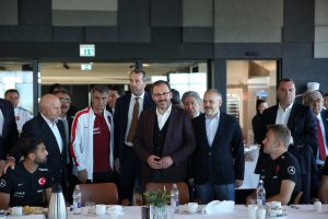 Kasapoğlu'ndan A Milli Futbol Takımı'na moral ziyareti