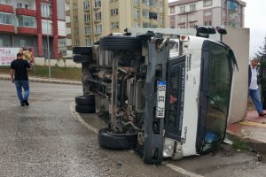 Ev eşyası taşıyan kamyon devrildi: 4 yaralı