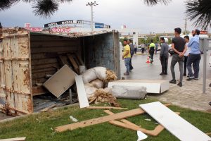 TIR'la &ccedil;arpışan ke&ccedil;i y&uuml;kl&uuml; kamyonet devrildi