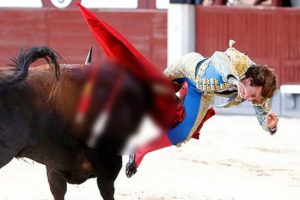 İspanya'da matador, canından oluyordu