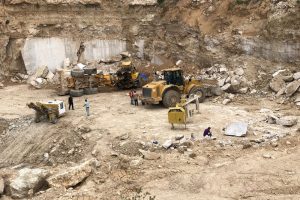 30 metreden d&uuml;şen hafriyat kamyonunun i&ccedil;inde can verdi