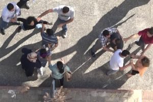 Kadınlar sokak ortasında birbirine girdi
