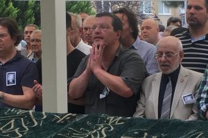 Bursa'da 12 saat suda kaldıktan sonra kurtulmuştu babasını toprağa verdi