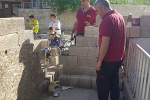 Duvara sıkışan yaralı kediyi itfaiye kurtardı