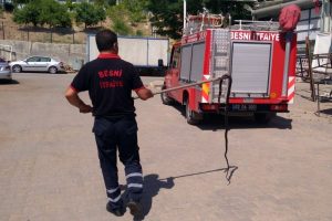 2 metrelik yılan otomobilin motoruna girdi