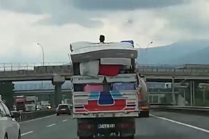 Kamyon kasasında tehlikeli yolculuk