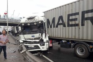 Bursa plakalı TIR, su dolan alt ge&ccedil;itte yavaşlayan TIR'a &ccedil;arptı