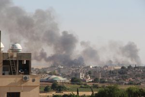 Suriye'de tarlada &ccedil;ıkan yangın, Nusaybin'den g&ouml;r&uuml;nt&uuml;lendi