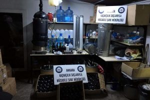 Sağlık malzemesi satan iş yerine 'sahte i&ccedil;ki' operasyonu: 3 g&ouml;zaltı