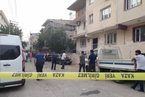 Tartıştığı ağabeyini balkonda otururken pompalı t&uuml;fekle &ouml;ld&uuml;rd&uuml;