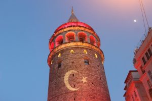 İstanbul'un tarihi simgeleri kırmızı beyaza b&uuml;r&uuml;nd&uuml;