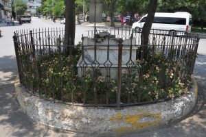 Yol ortasında kalan mezarın başında dua ediyorlar