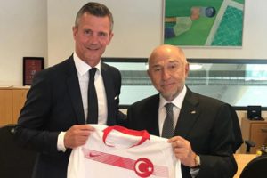 TFF Başkanı &Ouml;zdemir, İzlanda Federasyon Başkanı ile bir araya geldi