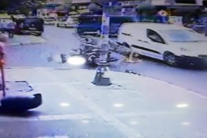 Motosikletteki kasksız gen&ccedil;ler &ouml;l&uuml;mden d&ouml;nd&uuml;
