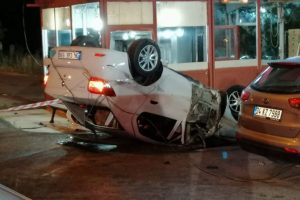 Takla atan ara&ccedil;taki s&uuml;r&uuml;c&uuml;y&uuml; itfaiye kurtardı