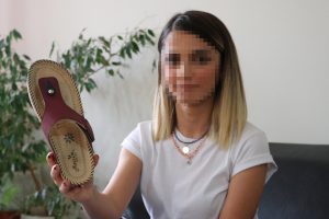 Tacizle su&ccedil;ladıkları kişiye fırlattıkları terlik, 'silah' sayıldı