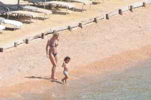 G&uuml;lşen boş plajın tadını &ccedil;ıkardı
