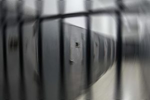 Hapishanede rehine krizi: Bir mahkum 2 gardiyanı rehin aldı