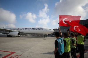 Milliler bayraklarla karşılandı