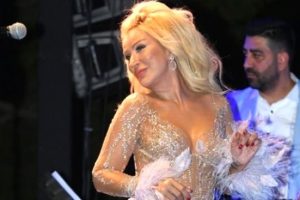 Seda Sayan, giydiği ayakkabıyla dikkat &ccedil;ekti