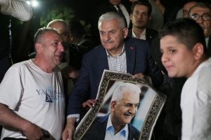 Binali Yıldırım, milli ma&ccedil;ı gen&ccedil;lerle birlikte izledi
