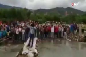 Polis, Venezuelalıları engellemek i&ccedil;in k&ouml;pr&uuml; s&ouml;k&uuml;yor