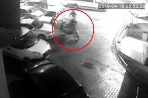 Mavi eldivenli motosiklet hırsızları g&uuml;venlik kamerasında