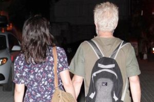 &Uuml;nl&uuml; y&ouml;netmen gen&ccedil; sevgilisiyle yakalandı