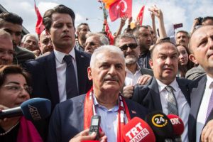 Binali Yıldırım'dan kararsız se&ccedil;mene &ccedil;ağrı