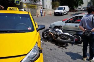 Taksiyle &ccedil;arpışan motosikletli polisin ayağı kırıldı