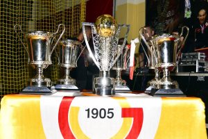 Galatasaray'ın kupaları divanda sergilendi