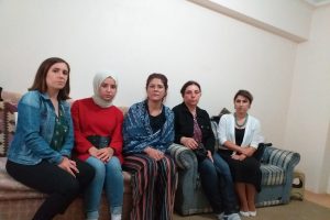 &Ouml;ld&uuml;r&uuml;len Iraklı Nada'nın ailesine kadınlardan ziyaret