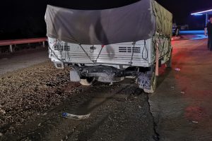 &Ccedil;amurlu yolda 3 ara&ccedil; &ccedil;arpıştı: 4 yaralı