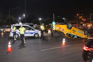Beyoğlu'nda taksi takla attı: 1 yaralı