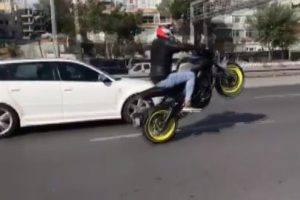 Motosiklet s&uuml;r&uuml;c&uuml;leri trafiği birbirine kattı